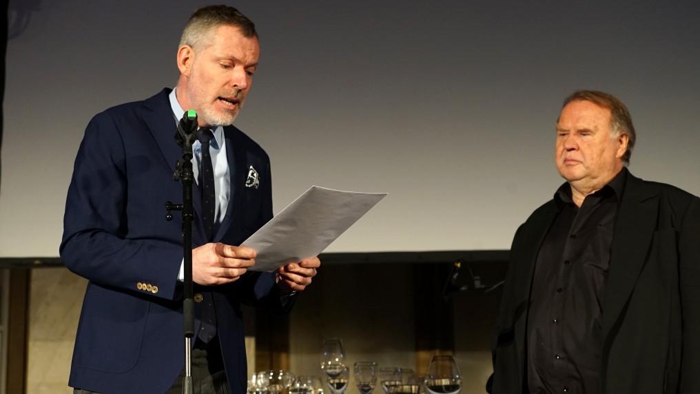Hugo Keune übergibt Preis an Volker Hesse